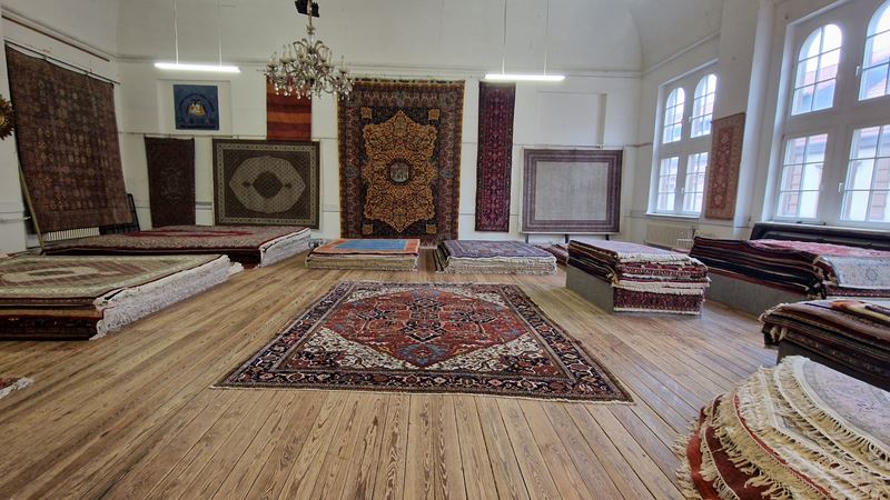Ladengesch&auml;ft von Amir Teppiche in Pirmasens &ndash; gro&szlig;er Saal mit handgekn&uuml;pften Orientteppichen